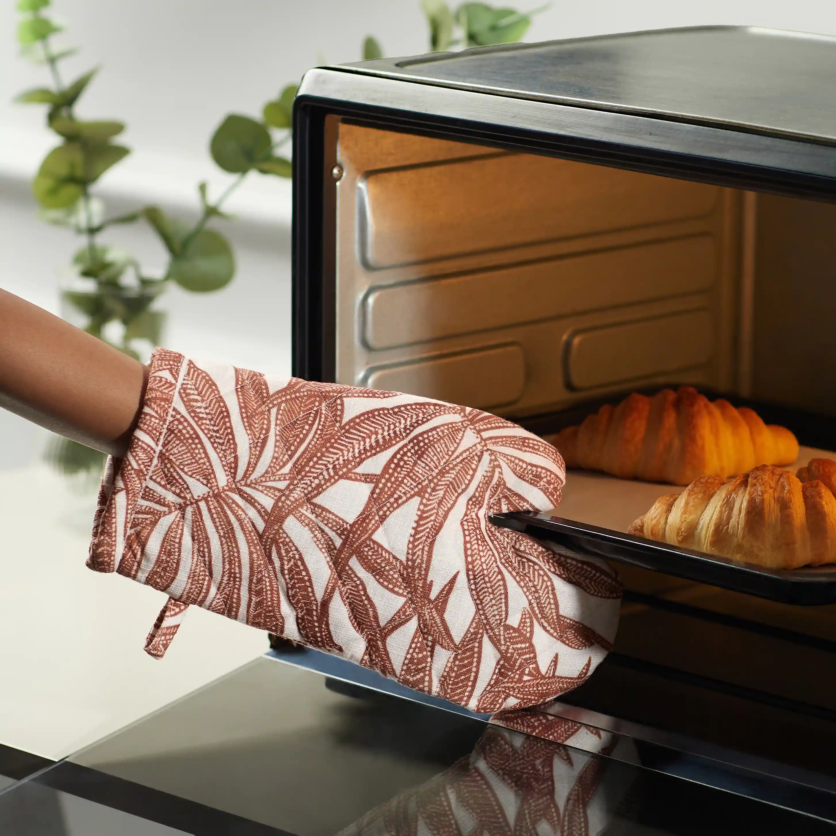 Nonna's Home | Tuscan Inspired Easy to Maintain Quilted Oven Mitts | Designed for Protection | Set of 2 - Image 10