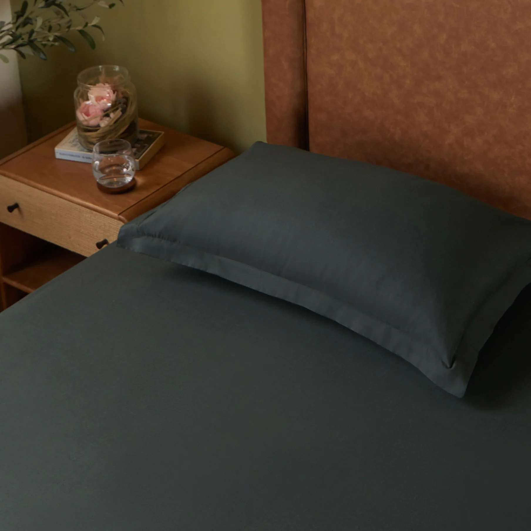 Paleto | Everyday Hues Solid Dyed Cotton Bedsheet Set-Dark Grey - Image 2
